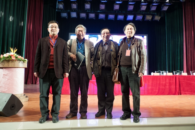 刘刚、赵昊副教授与中国高等教育学会摄影教育专业委员会主席刘志超教授、北京电影学院杨恩璞教授在会场 刘刚、赵昊副教授与中国高等教育学会摄影教育专业委员会主席刘志超教授、北京电影学院杨恩璞教授在会场